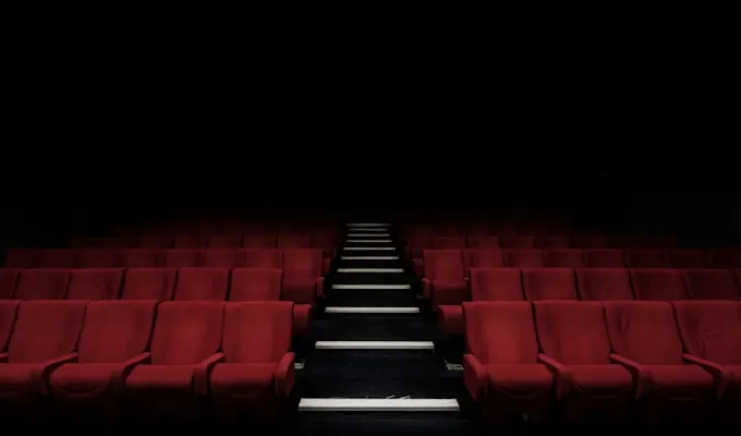 Poltronas de cinema vazias