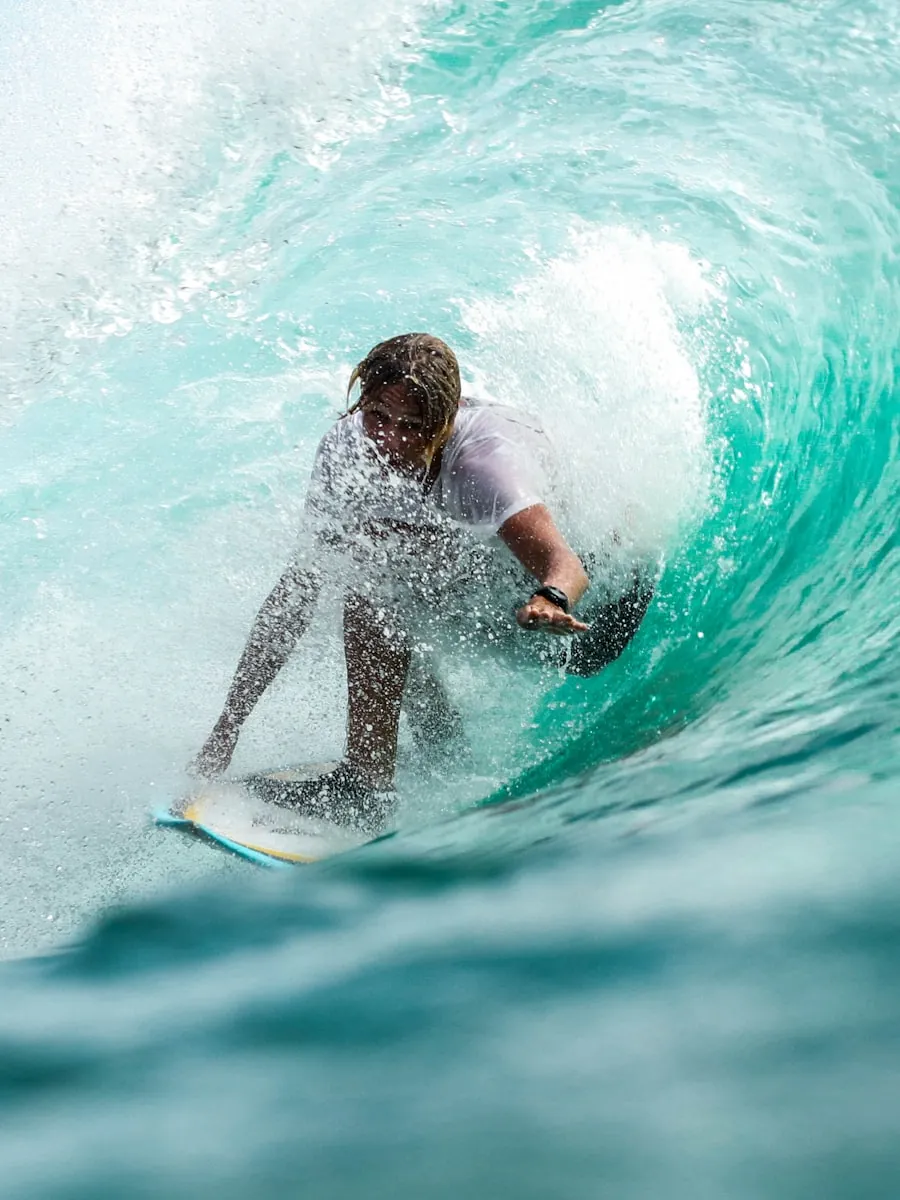 Surfista dentro do tubo de uma onda